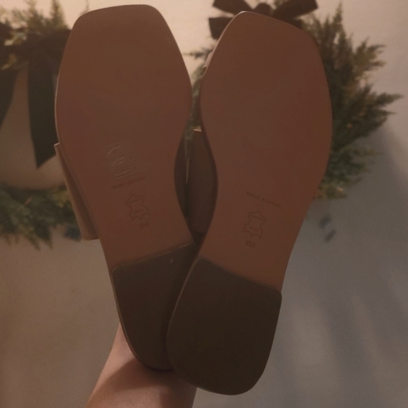 AUTHENTIC TORY BURCH TOE RING TAN LEATHER SANDALS SIZE 6 - Picture 4 of 4